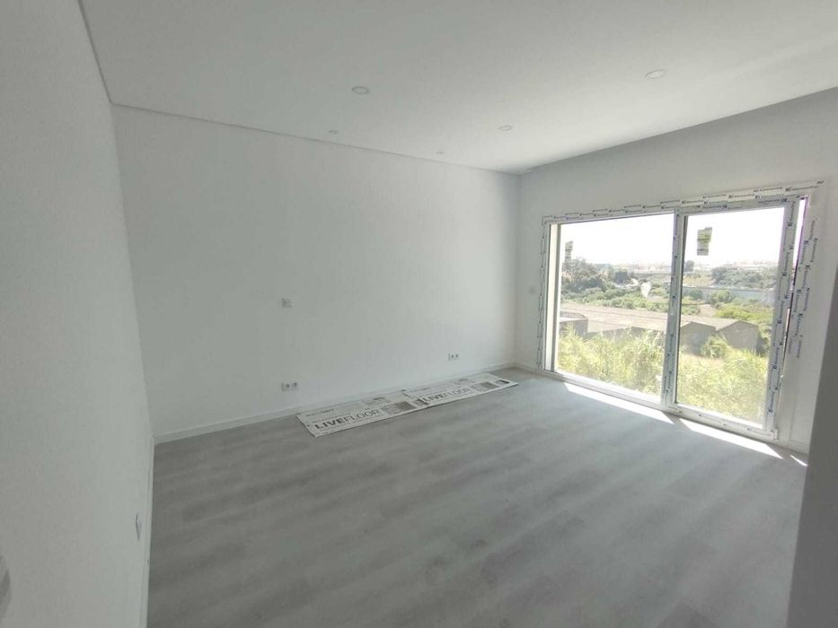 Moradia Nova - T4 em Camarate com Garagem e com lote de 456,62m2