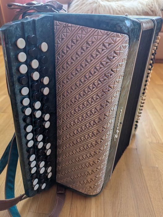 Баян Кремінне в робочому стані