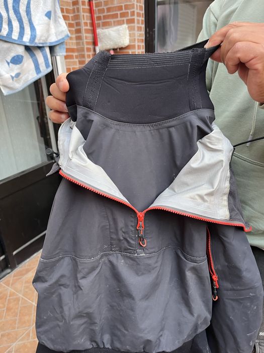 Fato para atividades aquaticas