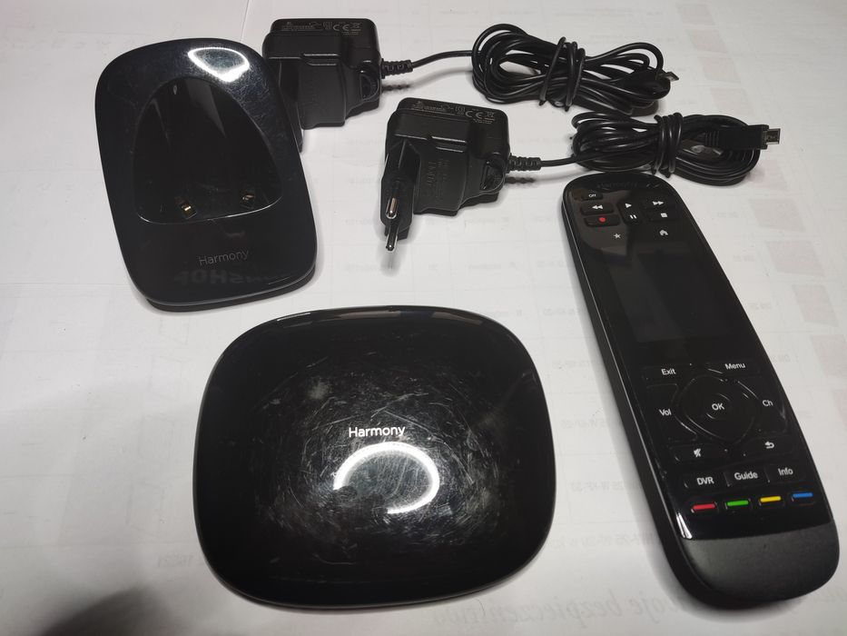 Logitech Harmony HUB + pilot Harmony Touch