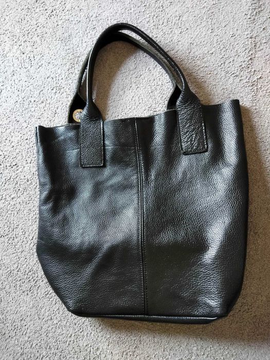 Bolsa preta em pele genuina