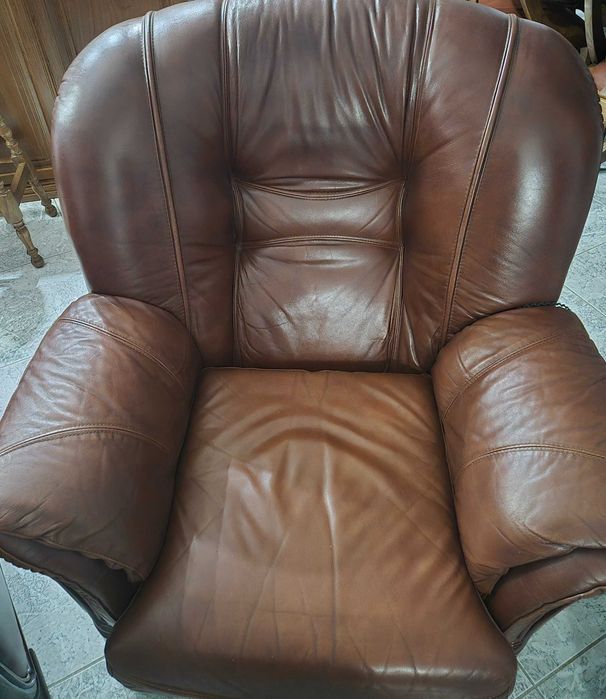 Sofas em pele mais dois cadeiroes iguais