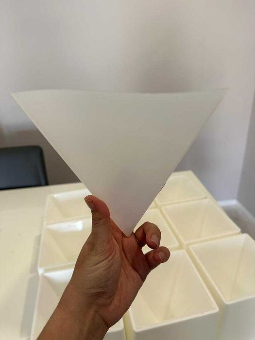 Molde de silicone 15 cm em piramide para artesanato em epoxy, velas...