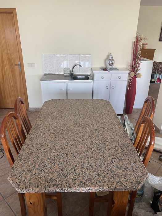 Mesa de jantar em madeira com tampo em granito OFERTA 4 cadeiras