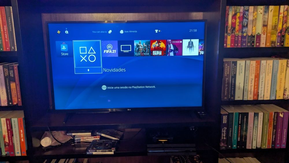 PS4 Pro 1TB + 9 jogos + 2 comandos para reparação