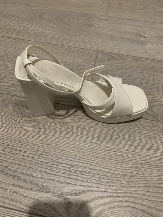 Біленькі каблуки