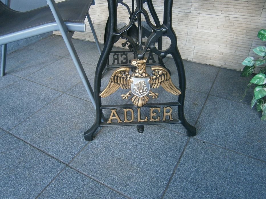 Stolik na nogach od maszyny do szycia , blat granitowy.