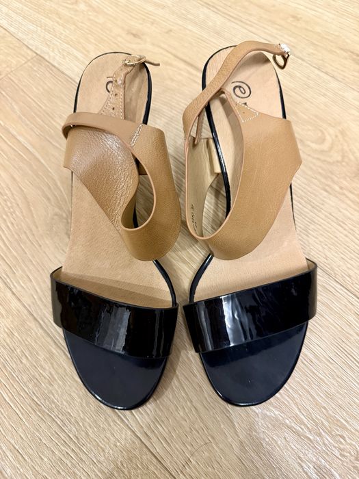 Босоніжки на танкетці