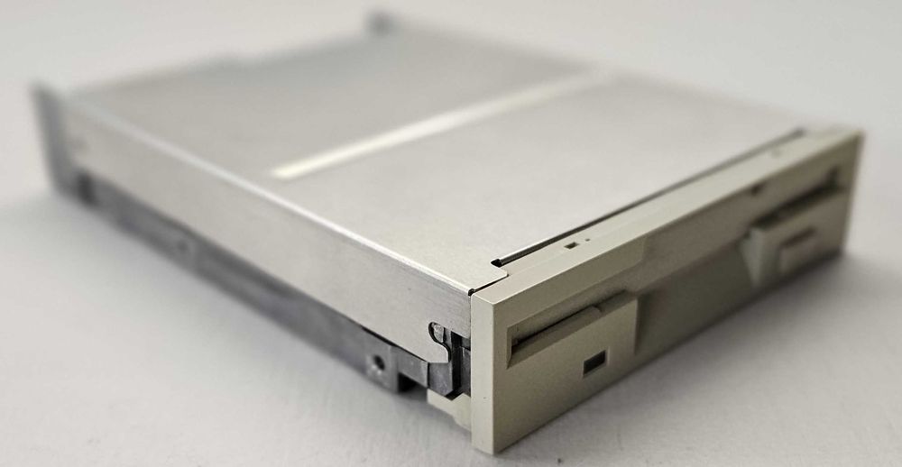 Stacja dyskietek 1,44MB Teac FD-235HF ze zworkami