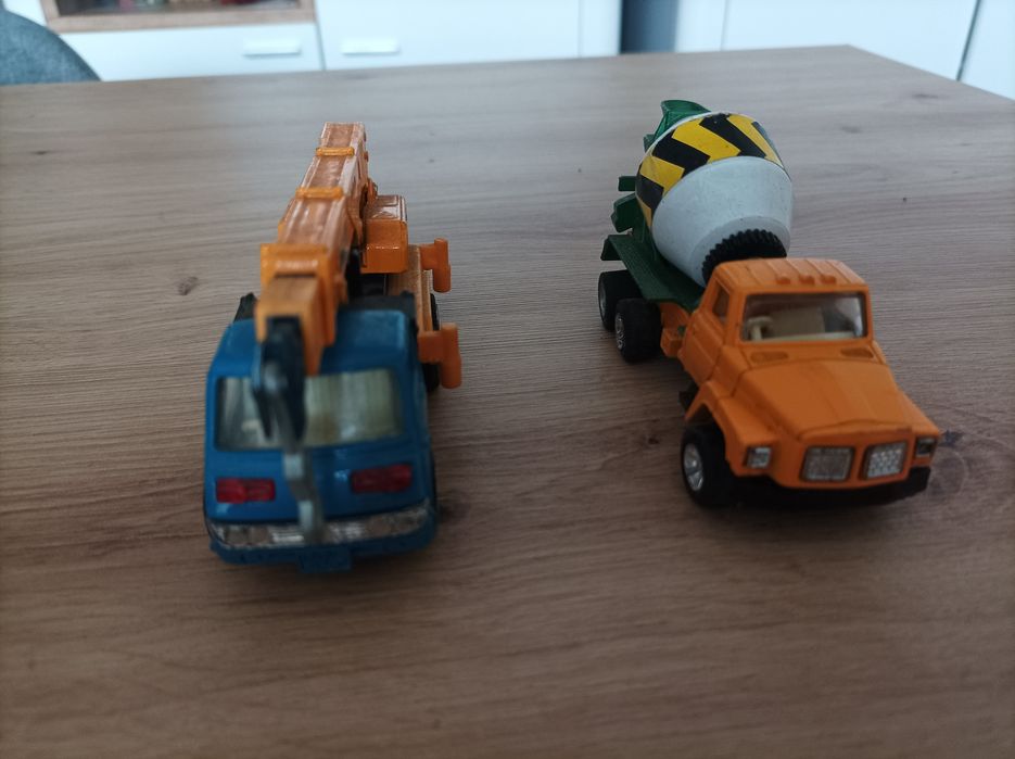 Dwa modele ciężarówek budowlanych wykonanych przez Tomica Dandy