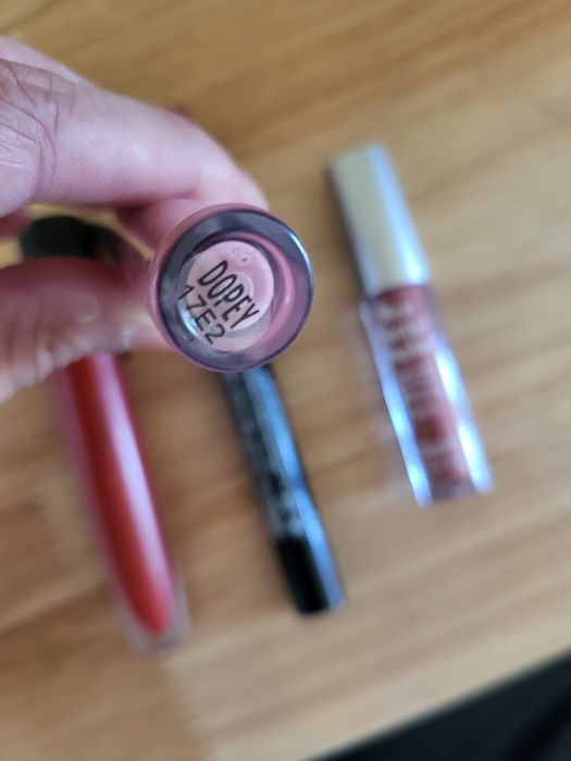 4 lipsticks nude and red64552706324354123