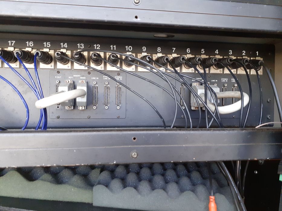 Tascam M-600, mesa de mistura analógica 'vintage' 32 canais/16 grupos