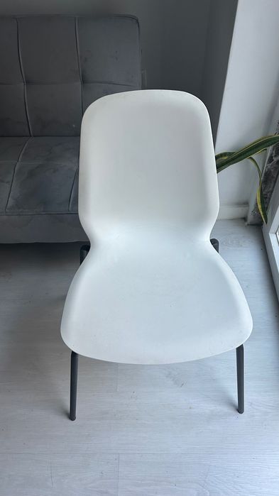 Kit 4 Cadeiras Brancas, Design Moderno, Pés Pretos - Ótimo Estado