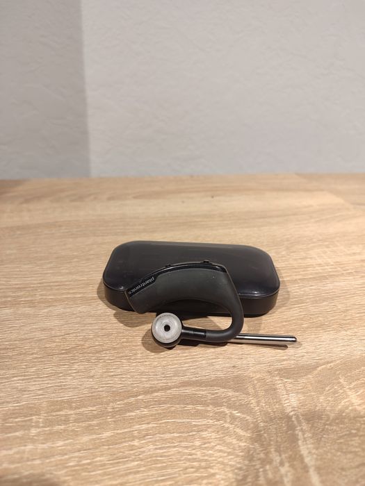 Bluetooth-гарнітуру Plantronics Voyager Legend у зарядному футлярі