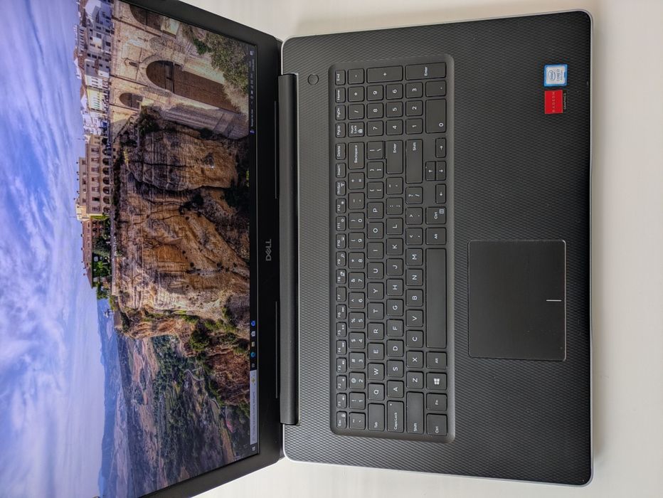 Ноут  Dell 17.3 3780 i7 8565u AMD 520 2gb ddr4 8gb 256 ssd