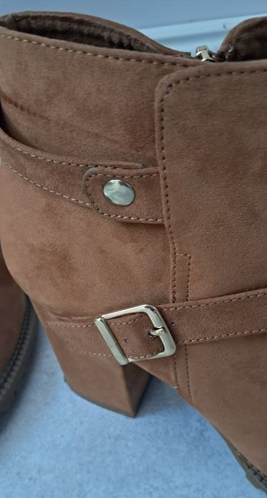 Botki kozaczki krótkie zamsz miodowe Bershka 41