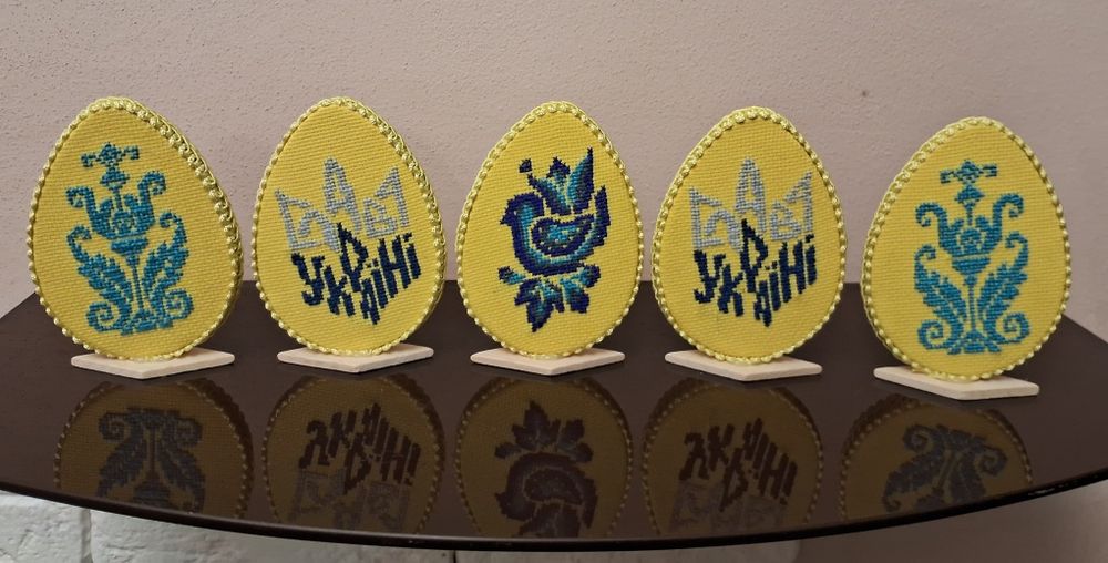 Великодні вишиті яйця сувеніри