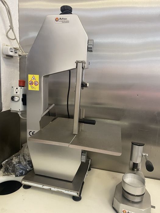 Serra de fita de cortar peixe ou carne e Hamburgueira