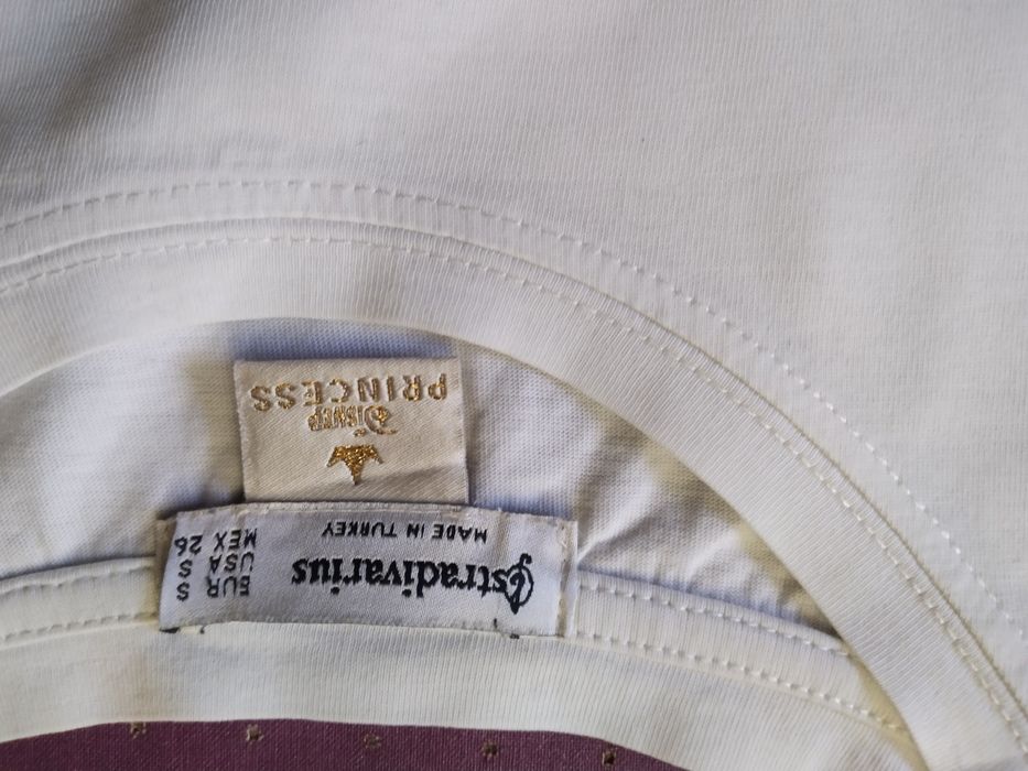 Calções de ganga e t-shirt