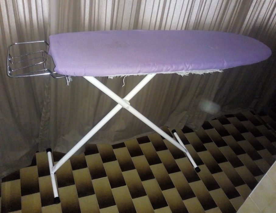 Tábua de engomar com prancha em madeira e pousa ferro em aço