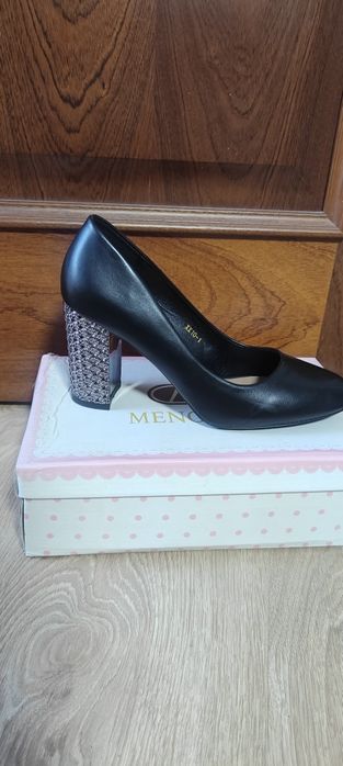 Чорні туфлі з каблуком