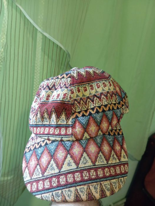 Якісна кепка з визирунками