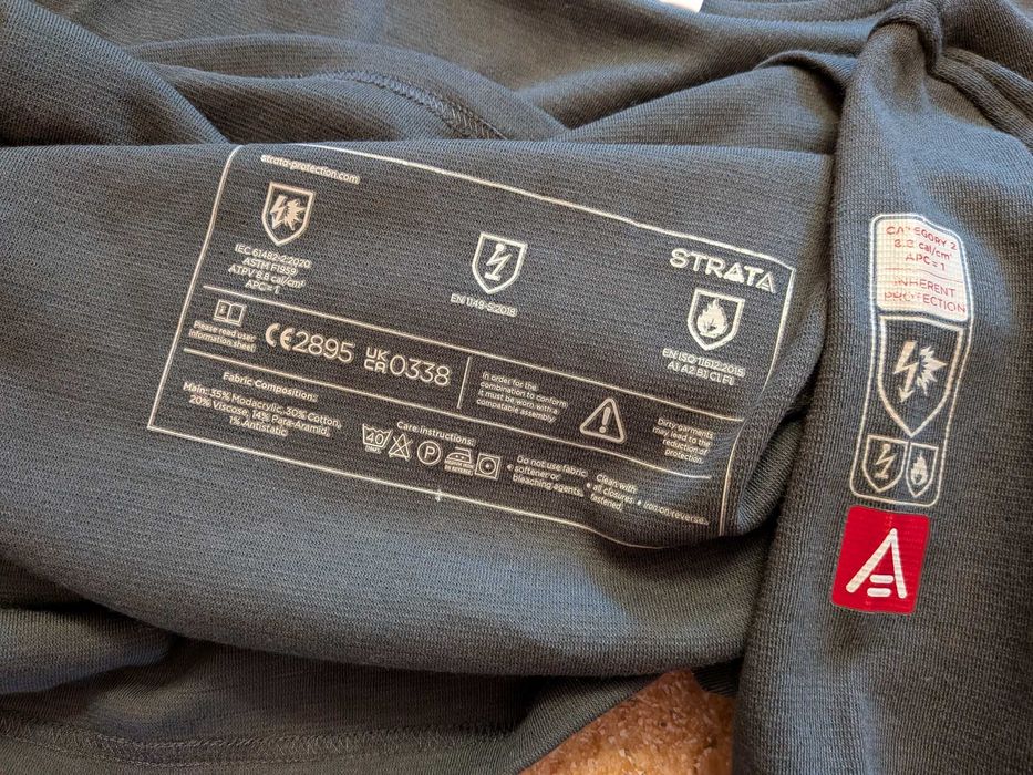 Рабочий лонгслив Strata® , огнестойкий, с защитой от поражения током