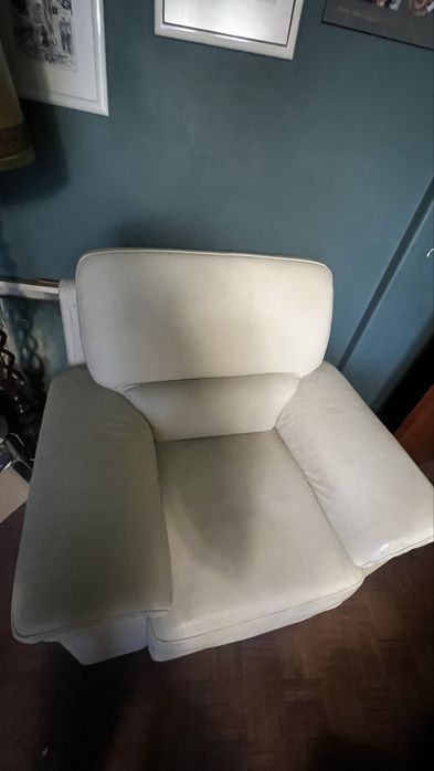 Conjunto de 2 sofas em pele, dois lugares e 1 lugar cor branca em otimo estado