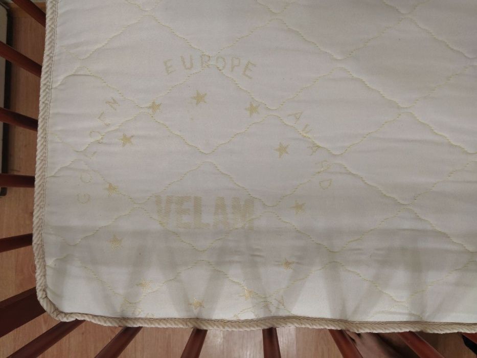 Продам детскую кроватку с ортопедическим матрасом и бельем