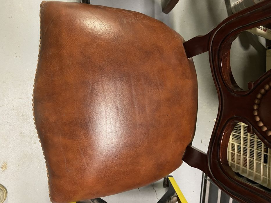 Mesa redonda/oval (extensivel) com 4 cadeiras.