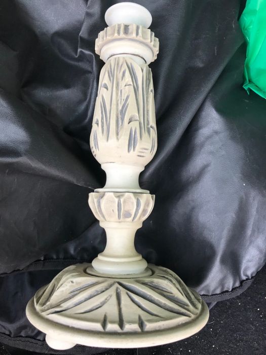 Suporte para candeeiro em madeira trabalhada