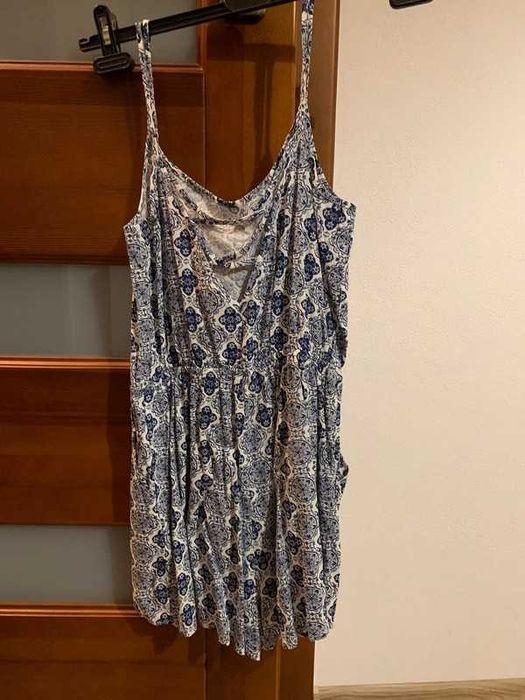 niebieski kombinezon na ramiączkach