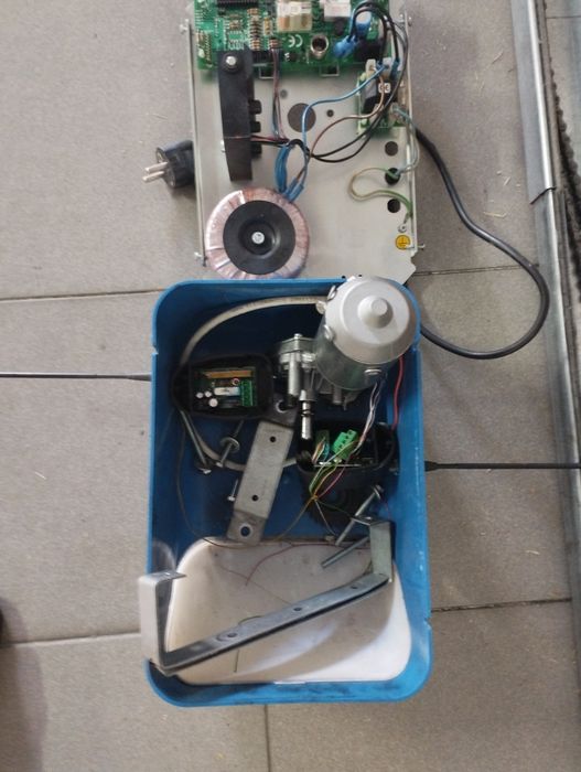 Motor e calha  para portão de garagem seccionado