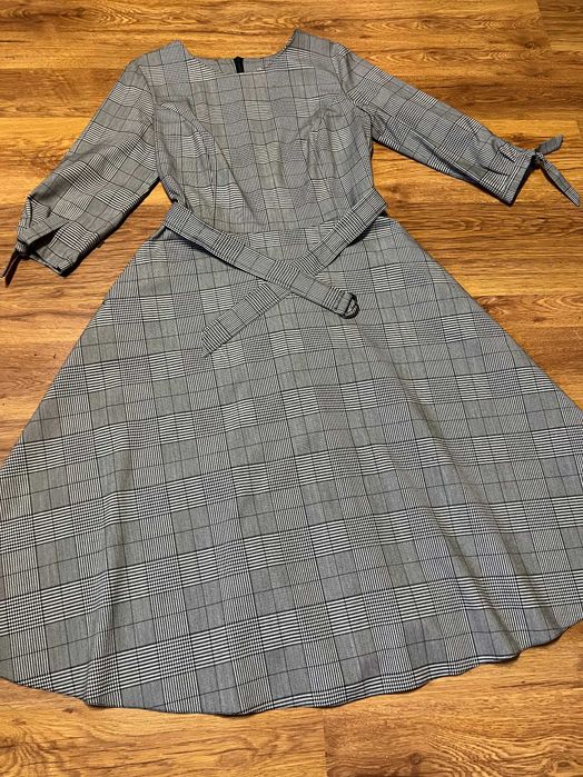 Sukienka damska w delikatną kratkę w kolorze szarym rozmiar 42