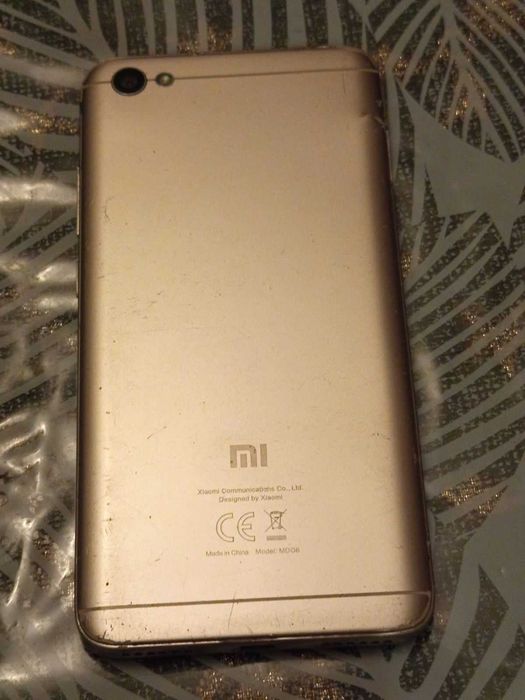 Телефон Xiaomi MDG 6 32GB все працює,є тріщина,не має слота sim карти!