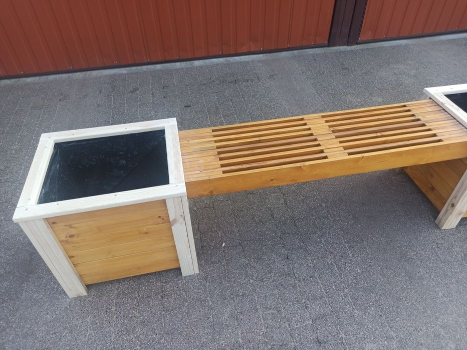 Drewniana donica ogrodowa z siedziskiem