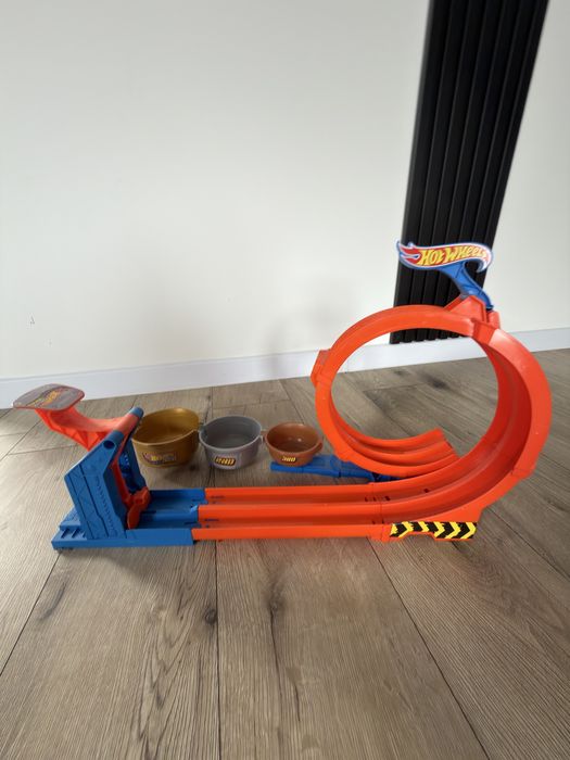 Hot wheels monster trucks pętla skok po trofeum