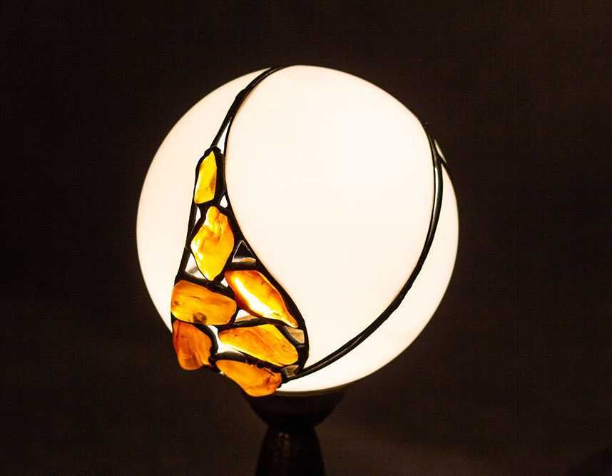 Lampa nocna z bursztynem w stylu Tiffany