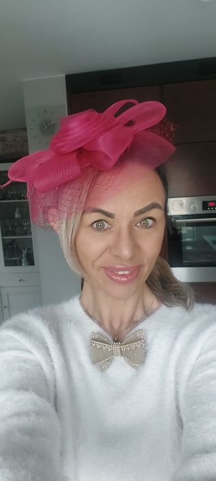 Fascynator ozdoba na głowę na opasce Kolor fuksja