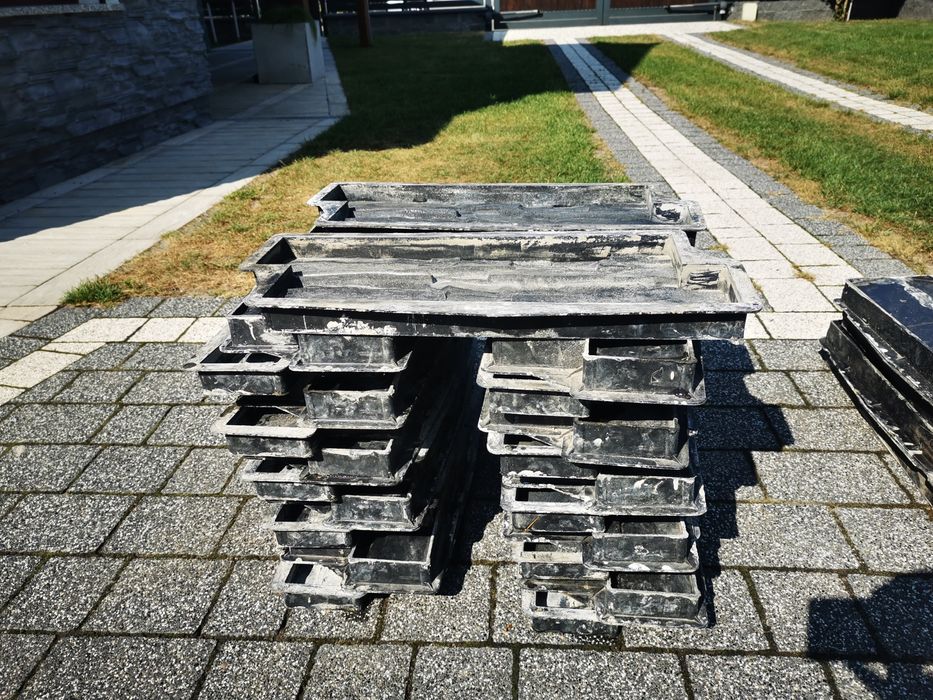 Formy płytek ściennych i daszki dwuspadowe 15 zł szt.