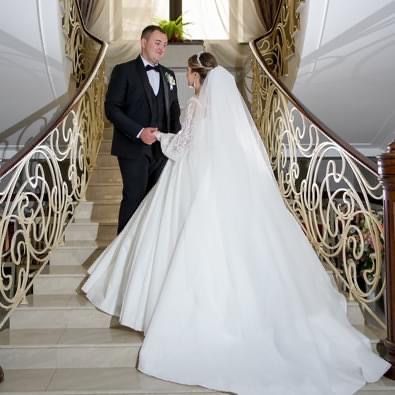 Пишна весільна сукня