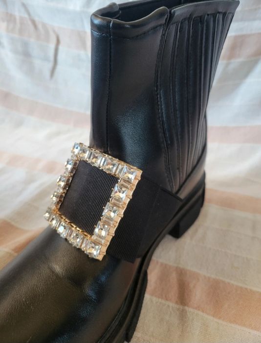 Botas pretas c/detalhe 39