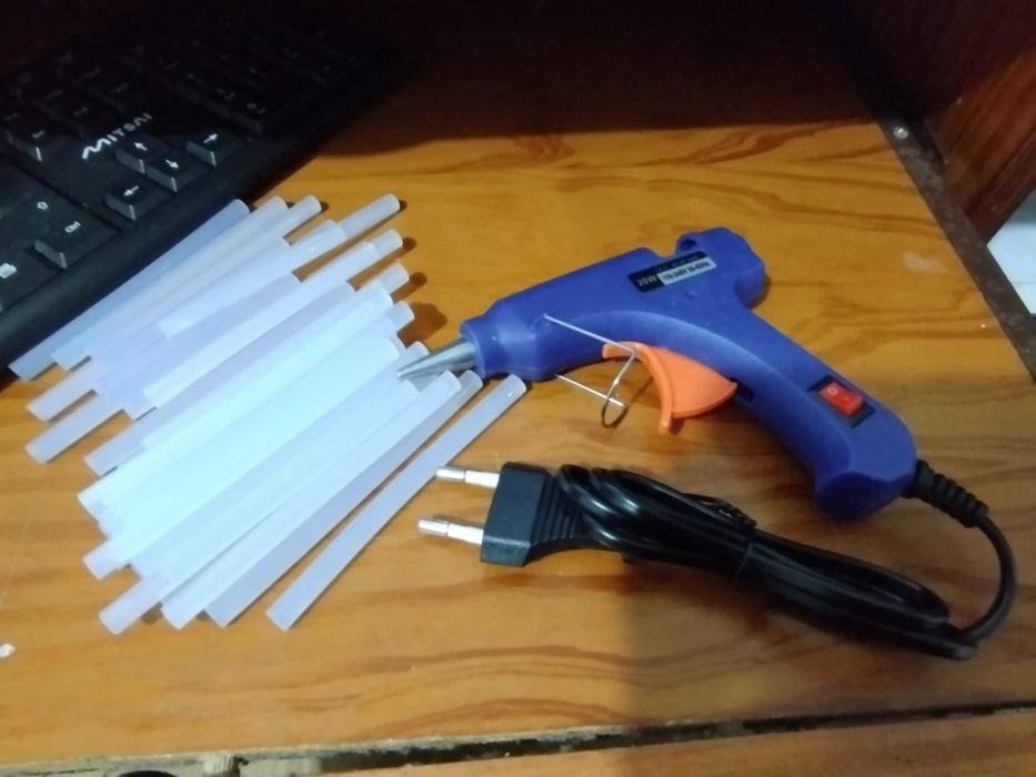 Pistola de cola quente + 30 Recargas de cola - Nova - Aceito trocas