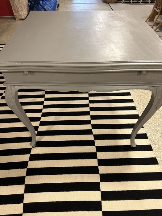 Mesa antiga pintada de cinza