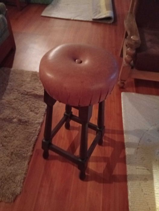 BAR EM MADEIRA ALMOFADADO A COURO