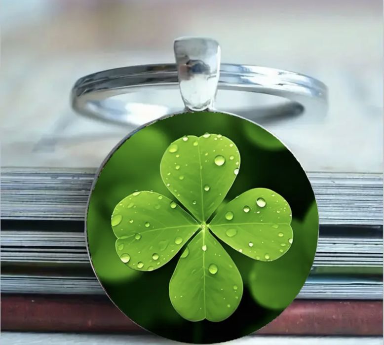 Брелок для ключей с клевером