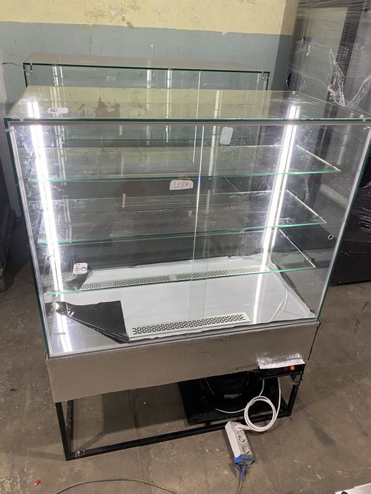 Витрина десертная холодильная Кондитерская витрина Куб холодильный