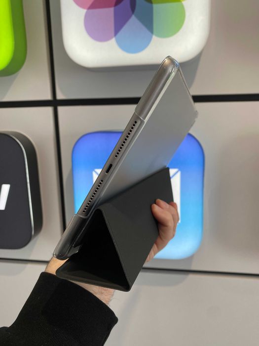 Apple iPad 6 32GB Wi-Fi + чехол защитный новый