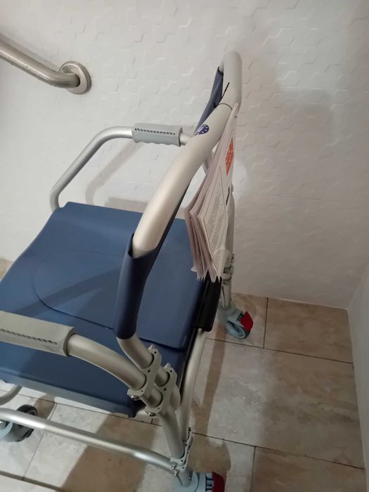 Cadeira de rodas para banho e wc