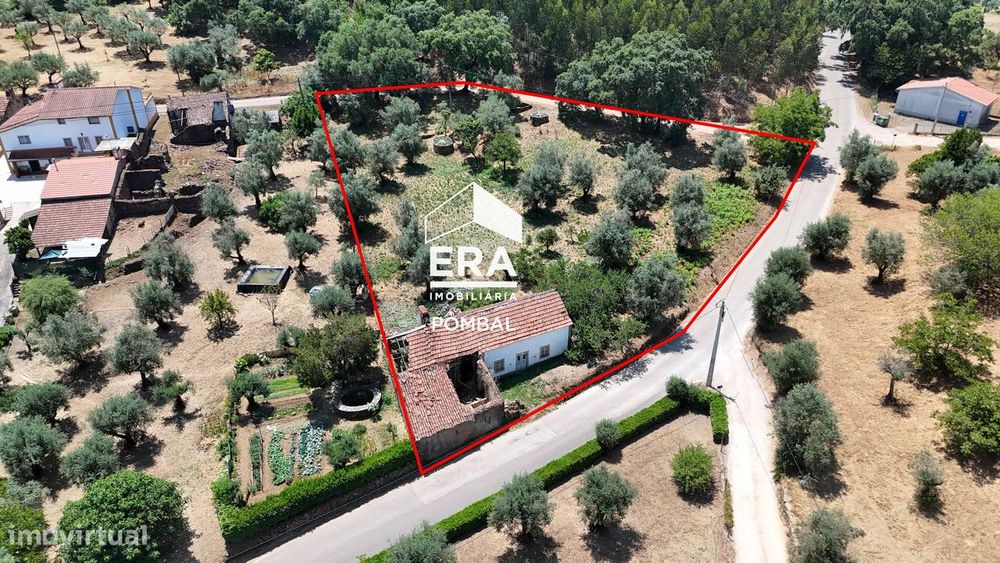 Moradia para restaurar com 2887m2 de terreno — Areias E Pias, Santarém